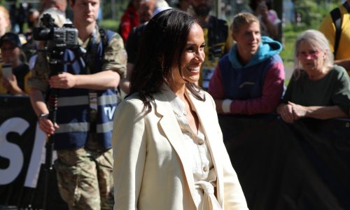 Meghan pokazala noge u stajlingu koji ruši sva pravila odijevanja na dvoru