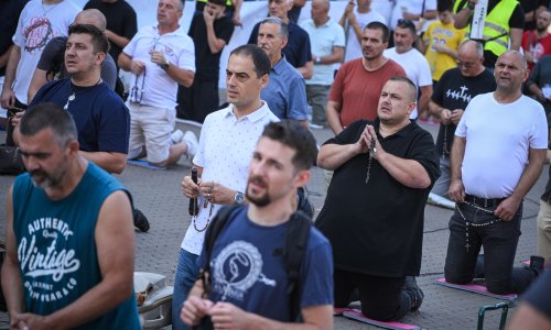 FOTO Svaki mjesec ista priča: Molitelji ponovno klečali na Trgu, stigli i protuprosvjednici