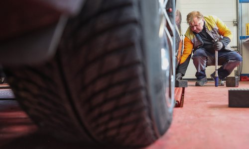 Viralni trik s kartonom uz kotače automobila širi se internetom: Evo djeluje li doista