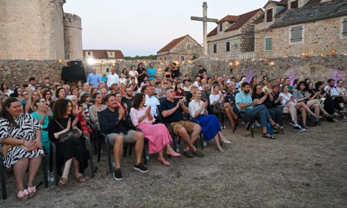 Jedni ih preziru, drugi obožavaju: Oko ovih natikača lome se koplja, a sada ih nosi i predsjednik Milanović
