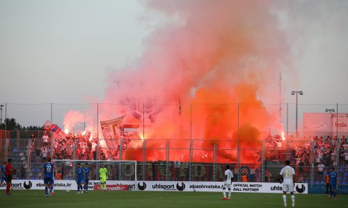 Pogledajte snimku sa stadiona: Torcidaši zapalili tribinu