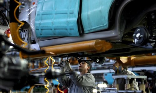 Teški dani zbog vodostaja Dunava: Dva proizvođača automobila obustavila proizvodnju