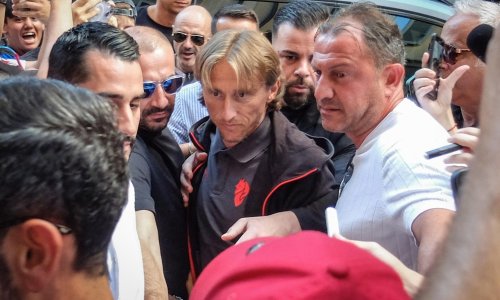 Luka Modrić stigao pred Hrvate u Australiji i izazvao totalnu ludnicu: 'Zovi, samo zovi'