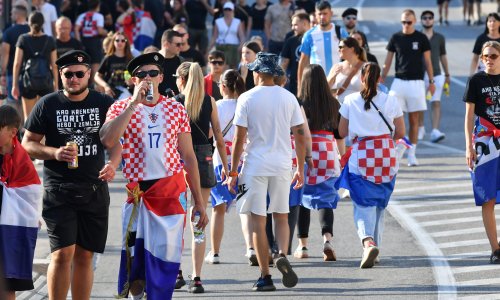 FOTO Šibenik u iščekivanju Thompsonovog koncerta, obožavatelji okupirali ulice