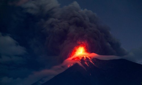 Eruptirao najaktivniji vulkan u Srednjoj Americi: Bujice lave teku niz stijenke