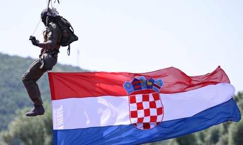VIDEO/FOTO Politička elita stigla u Knin, hrvatska vojska pokazala spektakularnu moć na nebu