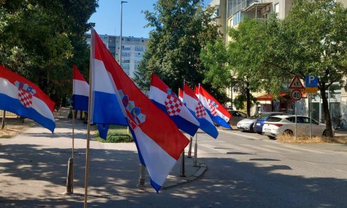 FOTO Prizor iz Zagreba podijelio građane: Hrvatske zastave preplavile križanje, pljušte komentari