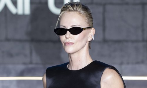 Charlize Theron zatvorila azijsku turneju 'Odiseje' u futurističkom modnom izdanju