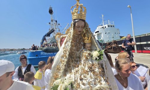 Kip Gospe postavljen uz jedan od najprometnijih kanala na Jadranu