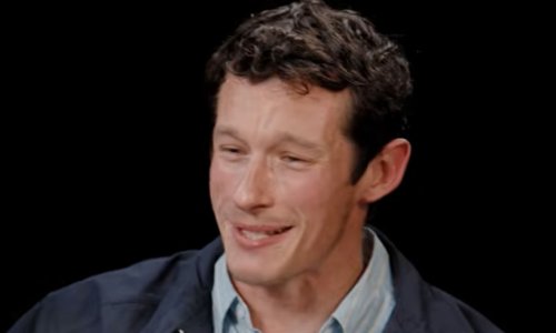 Callum Turner na velikom testu: Preznojavao se pred kamerama i jedva preživio ljuta krilca: 'Usta mi gore'