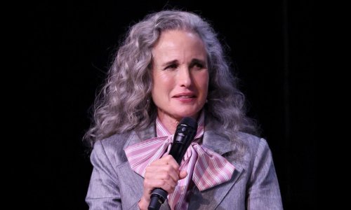 Andie MacDowell dokazala da stil nema godine: Srebrne kovrče i elegantno izdanje ukrali su pažnju