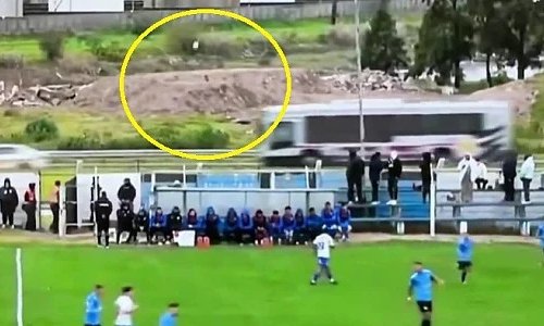 Nevjerojatna scena na utakmici: Ispucao loptu s terena i izazvao prometnu nesreću