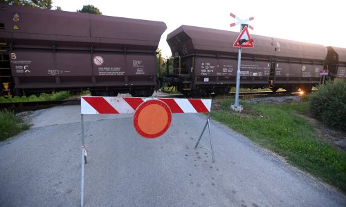 Novi incident: Teretni vlak prošao kroz crveno, malo je falilo do sudara. Promet u prekidu