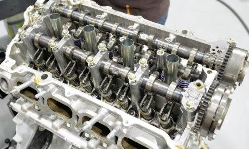 Automobil je bio star samo dvije godine, a motor je već završio za otpad: Kad ga je mehaničar otvorio, pronašao je nešto nevjerojatno