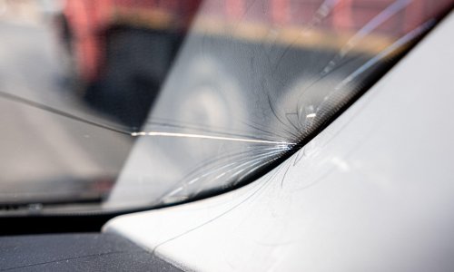 Imate sitno oštećenje na vjetrobranu? Ova ljetna navika može ga pretvoriti u veliku pukotinu