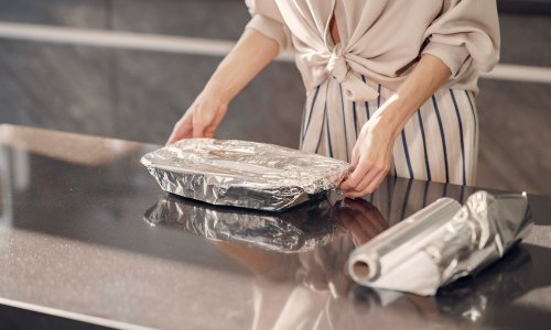Skrivena opasnost u vašoj kuhinji: Ove namirnice nikad ne zamotavajte u aluminijsku foliju