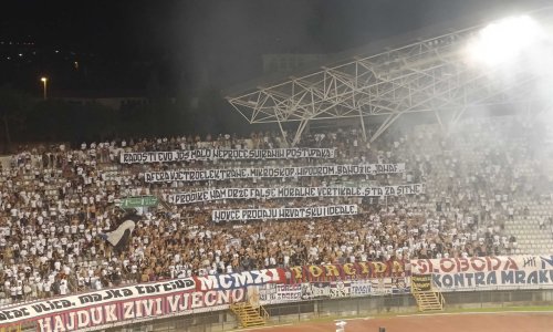Torcida na Poljudu razvila žestoku poruku: Nabrojali afere pa prozvali ‘lažne moralne vertikale’