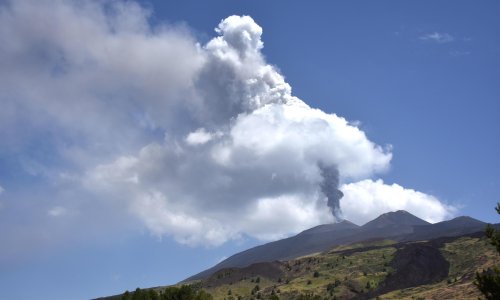 Etna prizemljila zrakoplove na Siciliji: Pepeo ušao u prostor oko aerodroma