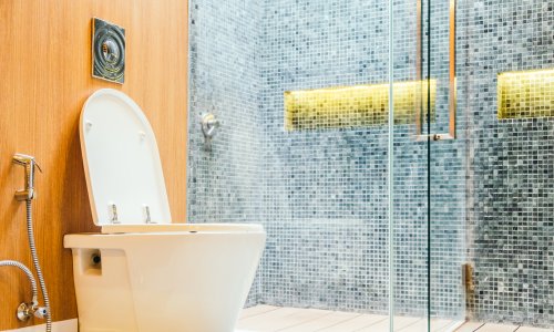 Izluđuje vas labava daska na WC školjci? Riješite ovaj iritantni problem u manje od 5 minuta