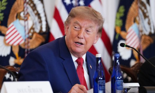 Fotografija Trumpa zbunila internet: Svi gledaju u ono što 'ne bi trebalo biti tamo'