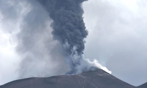 Etna još izbacuje pepeo, tisuće turista zaglavilo na otoku