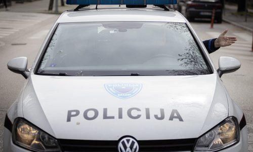 Strašna nesreća u BiH: Policajac motociklom udario u skupinu pješaka, jedna osoba poginula