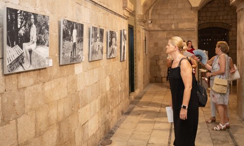 U Dubrovniku otvorena izložba 'Skrivena mjesta grada': Fotografije kao neutralni promatrač