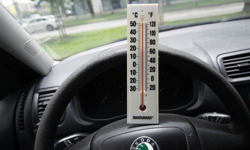 Auto vam satima stoji na suncu? Vrućina može izazvati štetu vrijednu tisuće eura