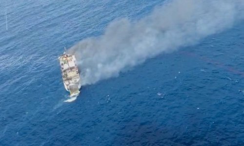 Usred vožnje izbio požar na trajektu: Indonezijske vlasti tragaju za nestalima