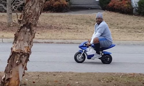 Minijaturni motocikl izazvao salve smijeha