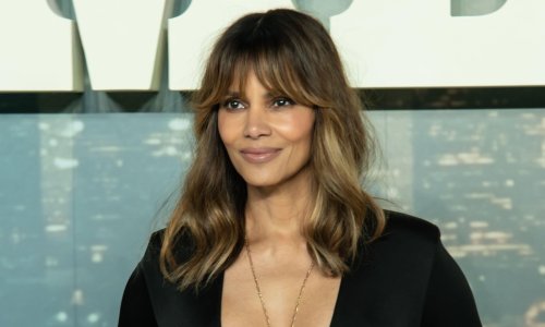Uskoro puni 60, a izgleda bolje nego ikad: Halle Berry pokazala zavidnu figuru u crnoj ljetnoj haljini