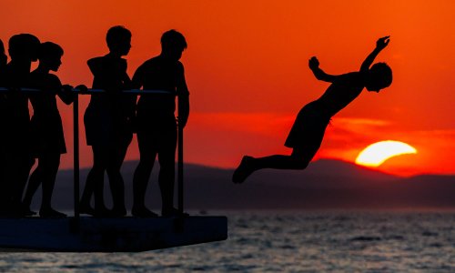 Kupači na plaži u Zadru skakali tijekom djelomične pomrčine Sunca, fotografije izgledaju filmski