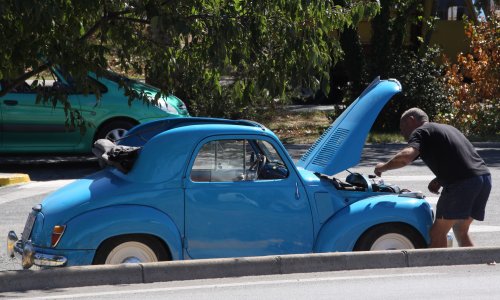 Vidjeli ste lokvu ispod auta? Ne paničarite odmah, ali boja tekućine može otkriti ozbiljan kvar