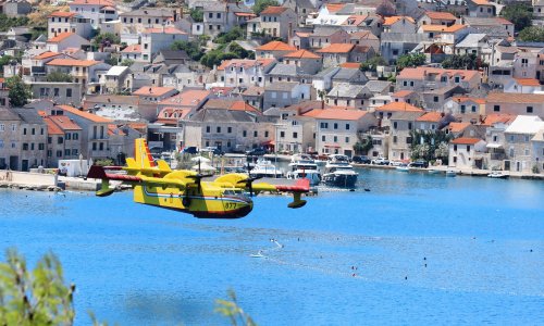 FOTO Vatrena stihija zaprijetila kućama na Braču: Evakuirano oko 50 ljudi