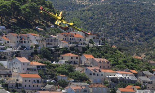 FOTO Nakon više od 13 sati borbe s buktinjom napokon lokaliziran veliki požar na Braču