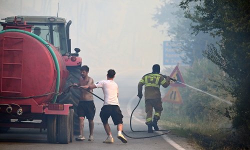 Veliki požar u poznatoj turističkoj regiji u Grčkoj, u tijeku evakuacija turista