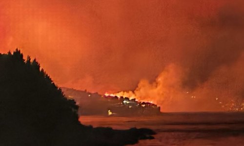 Požar kod Omiša: Vatra nadomak kuća, krenula evakuacija