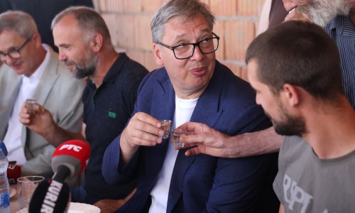 'Tražite da vadim pare iz ćupa': Vučić poveo novinare u Bunar na jaja, mezu, rakiju i vino