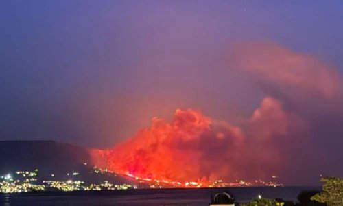 VIDEO Gori kod Omiša: Vatra nadomak kuća, krenula evakuacija