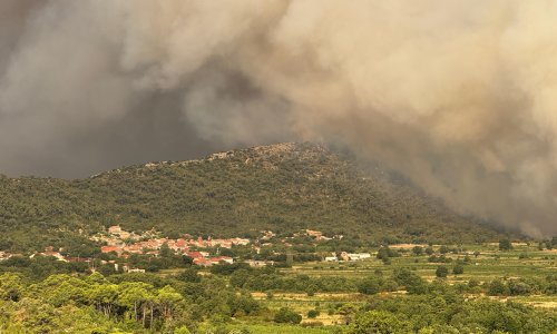 Stigle prve fotografije požara na Pelješcu: Ne izgleda dobro, vatra je blizu kuća