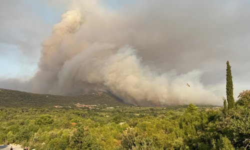 Vatrogasci o dalmatinskim požarima: Kod Rogoznice nema širenja, ali na Pelješcu vjetar stvara probleme