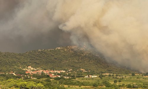 Požar na Pelješcu prekinuo promet, HAK: Nema obilaska