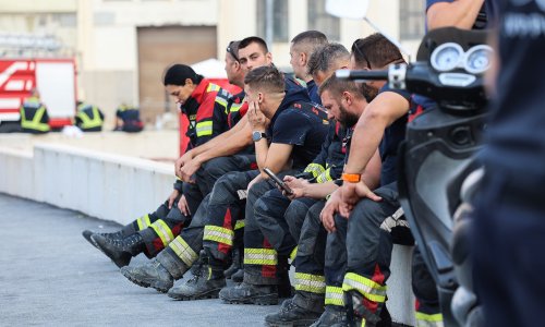 Bez sna i predaha: Iscrpljeni vatrogasci nakon cijele noći borbe pronašli trenutak za odmor