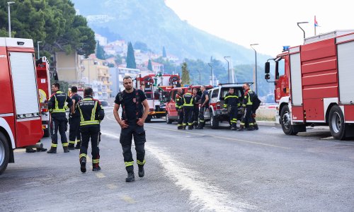 Sedmero ozlijeđenih u požaru kod Omiša životno je ugroženo, na respiratoru su