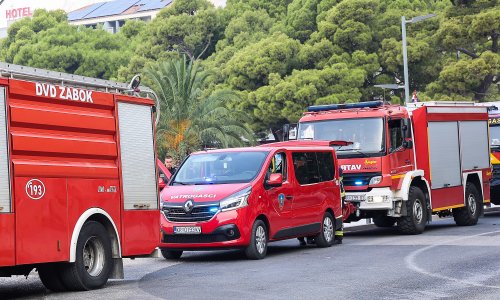 Brela izdala upozorenje: Okrenite aute u smjeru izlaska. U Makarsku prebačeno 45 ljudi s opožarenih područja