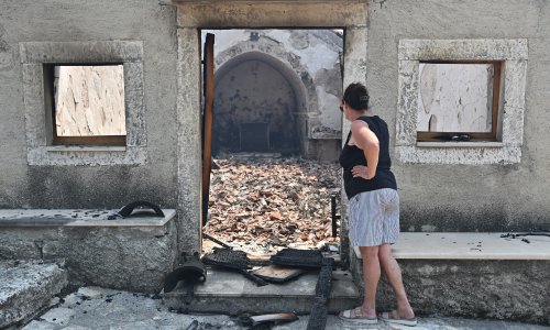 Požar na Pelješcu: Izgorjela crkva u Potomju, velika gužva u trajektnoj luci