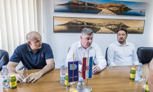 Milanović: 'Neviđeno. Ja sam stigao s Hvara, tamo je cijeli akvatorij bio u dimu od ovoga'