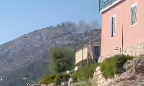 Razbuktalo se na sjevernim padinama kod Omiša, vjetar otežava situaciju