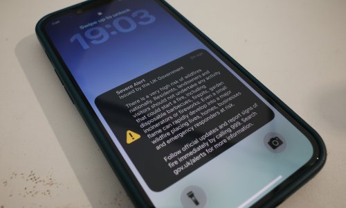 Milijunima Britanaca zazvonio alarm na mobitelima: 'Ozbiljna je opasnost od požara, zemlja je poput kutije šibica'