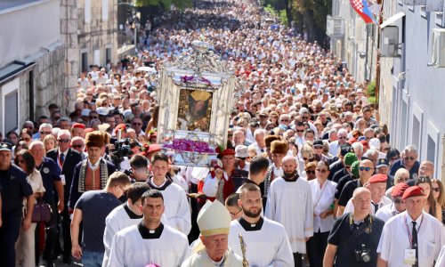 FOTO Na tisuće vjernika stiglo u Sinj na procesiju povodom Velike Gospe, pogledajte prizore